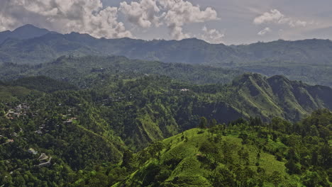 Ella-Sri-Lanka-Luftaufnahme-V23,-Filmischer-Drohne-überflug-In-Niedriger-Höhe,-üppiges-Grünes-Tal,-Aufnahme-Von-Hügel-resort-hotels-Und-Wunderschönen-Ausblicken,-Landschaft-Mit-Sanften-Bergen-–-Aufgenommen-Mit-Mavic-3-Cine-–-April-2023