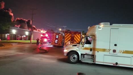 Notfallteams-Mit-Krankenwagen-Und-Feuerwehrautos-Im-Einsatz-Bei-Großbränden