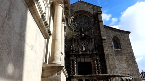 Handaufnahme-Der-St.-Franziskus-Kirche-Mit-Gotischer-Architektur-In-Porto,-Portugal