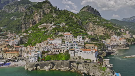 Amalfi-Italien-Luftaufnahme-V4-Filmischer-Flug-Um-Terrassierte-Hügel-Und-Küstenhalbinsel,-Aufnahme-Der-Wunderschönen-Stadt-Atrani-An-Den-Klippen,-Bergigem-Gelände-Und-Azurblauem-Meer-–-Aufgenommen-Mit-Mavic-3-Cine-–-Mai-2023