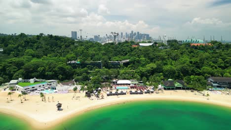 Sentosa-Beach,-Singapur:-Blick-Auf-Das-Resort-Mit-Der-Skyline-Der-Stadt-In-Der-Ferne