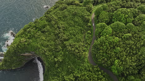 Maui-Hawaii-Aerial-V7-Slow-Motion-Flyover-Pailoa-Point-Mit-Aufnahme-Von-Felsigen-Klippen,-Meereshöhlen,-üppiger-Vegetation-Und-Der-Malerischen-Hana-Highway-Fahrt-Entlang-Der-Küste-–-Aufgenommen-Mit-Mavic-3-Cine-–-Dezember-2022