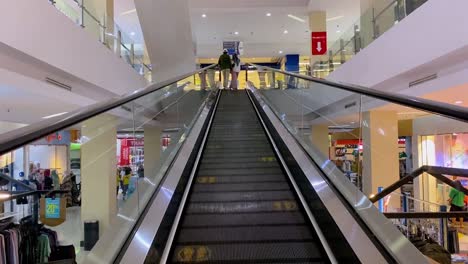 Besucher-Auf-Der-Rolltreppe-Des-Einkaufszentrums