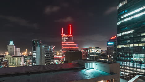 Edificios-Con-Luces-Brillantes-Por-La-Noche-En-Ciudad-Del-Cabo,-Sudáfrica
