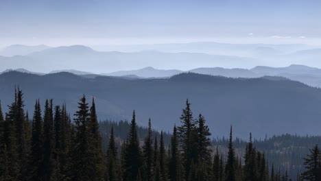 Die-Drohne-Fängt-Die-Vielschichtige-Schönheit-Der-Wälder-Und-Berge-Von-British-Columbia-Ein