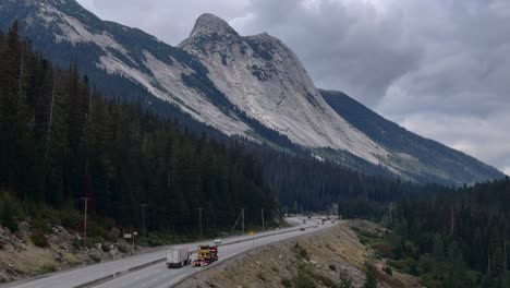 Coquihalla-Highway-Bergfahrt:-Schwerlast-Bulldozertransport-Mit-Zopkios-Gipfel-Im-Hintergrund
