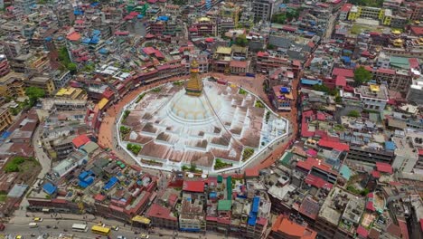 Estupa-Boudhanath-Que-Domina-El-Paisaje-Urbano-De-Katmandú,-Nepal,-Asia-Del-Sur