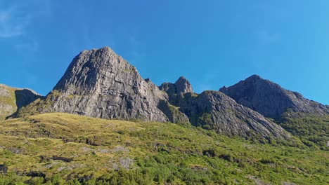 Luftaufnahme-Der-Gipfel-Und-Hügel-In-Der-Nähe-Von-Syvdefjord-In-Der-Gemeinde-Vanylven,-Norwegen