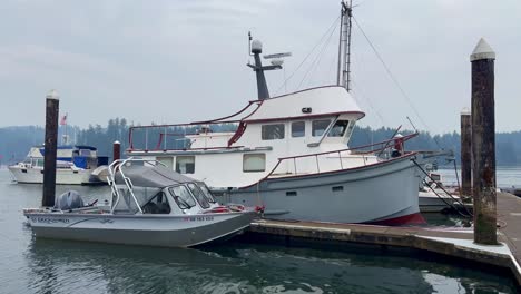 Fischerboote-Vertäut-An-Einem-Dock-In-Florenz,-Oregon