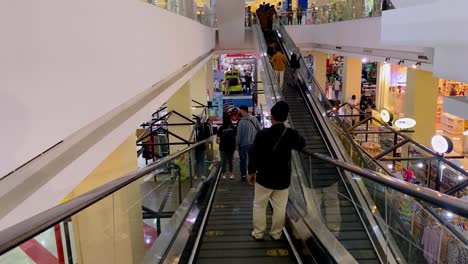Menschen-Auf-Der-Rolltreppe-Im-Einkaufszentrum