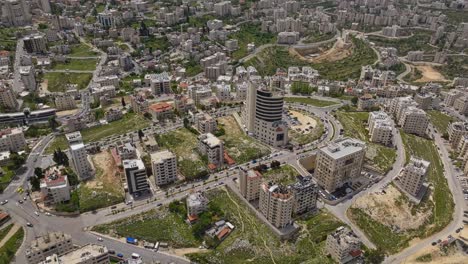 Vista-Aérea-Por-Drones-De-Edificios-Residenciales-De-Gran-Altura-En-La-Ciudad-De-Ramallah,-Palestina