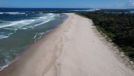 Sandy-Shoreline-Of-Lighthouse-Beach-In-East-Ballina,-NSW,-Australia