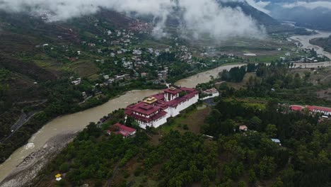 Panorama-Aéreo-Del-Palacio-Punakha-Dzong-En-Las-Montañas-Del-Himalaya-En-Bután,-Asia-Del-Sur