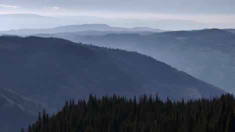 Die-Drohne-Fängt-Die-ätherische-Schönheit-Der-Vielschichtigen-Landschaften-British-Columbias-Inmitten-Des-Waldbrandrauchs-Ein