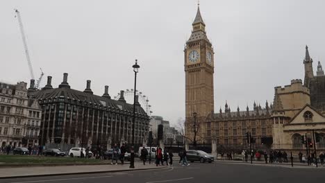 Parlamentsstraßenverkehr-Im-Stadtzentrum-Von-London-Mit-Big-Ben-Und-Fußgängern-In-Westminster
