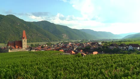 Beautiful-Panorama-and-Church-of-old-town-of-Weisskirchen,-in-the-Wachau-region-of-Austria