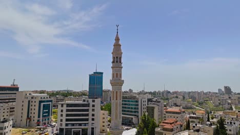 Alto-Minarete-De-La-Mezquita-En-La-Ciudad-De-Ramallah,-En-La-Ribera-Occidental-Central,-Palestina