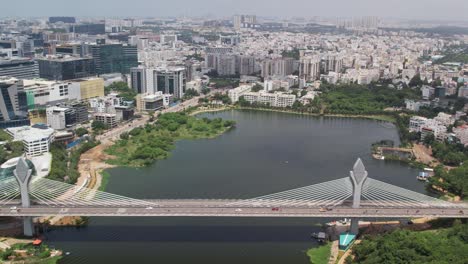 Drohnenaufnahmen-Aus-Der-Indischen-Stadt-Hyderabad-Von-Der-Durgam-Cheruvu-Kabelbrücke-über-Den-See,-Der-Städte-Verbindet
