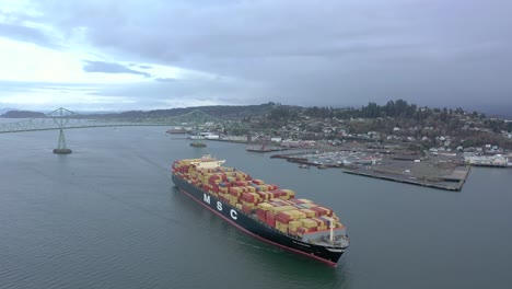 El-Carguero-MSC-Saliendo-De-Astoria,-Oregon,-EE.UU.-Para-Cruzar-El-Océano-Con-Mercancías-Comerciales.