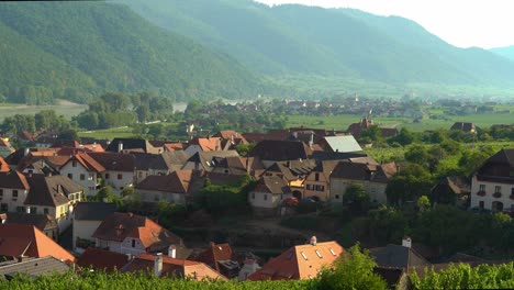 Casco-Antiguo-De-Weisskirchen,-En-La-Región-De-Wachau-En-Austria-Durante-La-Hora-Dorada.
