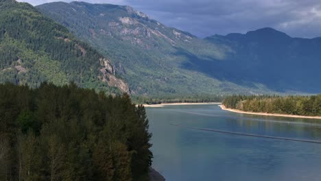 Beeindruckende-Luftaufnahme-Des-Fraser-River-Inmitten-Majestätischer-Bewaldeter-Berge