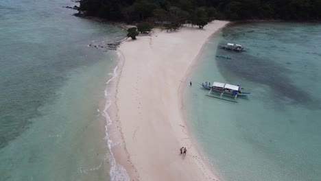 Sandbank-Der-Insel-Ditaytayan-Mit-Booten-Und-Menschen-Auf-Weißem-Sand-Im-Rahmen-Der-Inselhüpftour-Escapade-Coron