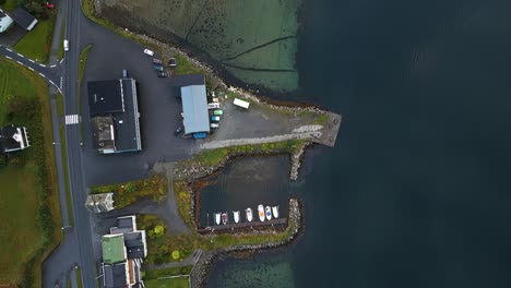 Luftaufnahme-über-Syvde-Waterfront,-Gemeinde-Vanylven,-Norwegen