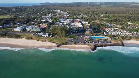 Byron-Bay-Beach-Seawall-And-Outdoor-Swimming-Pool---Main-Beach-In-New-South-Wales,-Australia