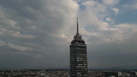Torre-Latinoamericana-Tocando-El-Cielo-En-El-Centro-Histórico-De-La-Ciudad-De-México