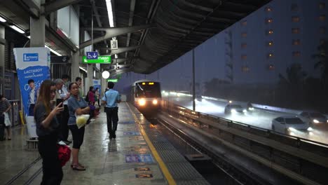 Passengers-Waiting-To-Get-On-The-Bangkok-Sky-Train-In-Heavy-Rainstorm-Weather