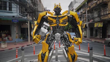 Nachbildung-Einer-Hummel-Aus-Dem-Film-„The-Transformers“,-Die-In-Der-Mitte-Eines-Kreisverkehrs-In-Bangkok,-Thailand,-Steht