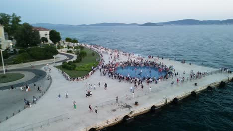 Panorama-Drohnenansicht-Der-Meeresküste-Des-Zadar-Sonnenuntergangdenkmals