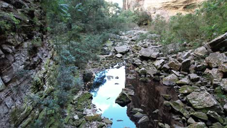 Fumacinha-waterfall-crevice-with-reflection,-Vale-do-Pati,-Chapada-Diamantina,-Bahia,-Brazil