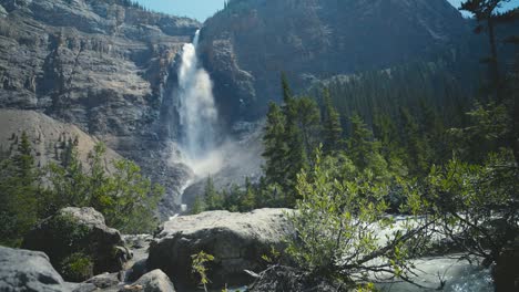 Eine-Filmische-Zeitlupenaufnahme-Der-Beeindruckenden-Landschaft-Des-Yoho-Nationalparks-Mit-Dem-Takakkaw-Wasserfall-Im-Hintergrund-In-Den-Wäldern-Kanadas