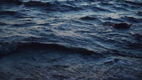 Beautiful-blue-waves-moving,-crashing-on-the-sea-shore-in-the-dusk