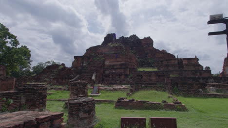 Weitblick-Auf-Wat-Mahathat,-Einer-Der-Historischen-Parks-Von-Ayutthaya-Und-Ein-Beliebtes-Reiseziel-Für-Touristen-Auf-Der-Ganzen-Welt