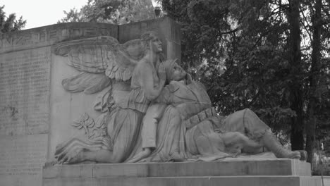 Toma-Panorámica-Del-Gran-Monumento-A-Los-Muertos-De-La-Guerra-En-Bruselas,-Bélgica