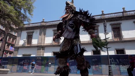 Zeitlupenaufnahme-Eines-Stammes,-Der-In-Seinem-Kostüm-In-Der-Innenstadt-Von-Mexiko-Stadt-Tanzt