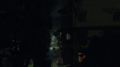 Eine-Unheimliche-Und-Spannende-Aufnahme-Einer-Nächtlichen-Straße-In-Indien,-Wo-Dunkelheit-Die-Umgebung-Einhüllt-Und-Schwache-Straßenlaternen-Darum-Kämpfen,-Die-Bedrohliche-Atmosphäre-Zu-Durchdringen