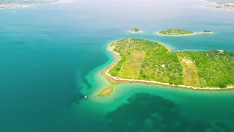 Isla-Del-Corazón-De-Croacia:-Vista-Aérea-Amplia-De-Vibrantes-Aguas-Azules