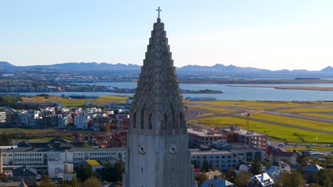 Rotierende-Uhr-Der-Hallgrímskirkja-Kirche,-Die-Den-Südosten-Der-Innenstadt-Von-Reykjavik-Dominiert