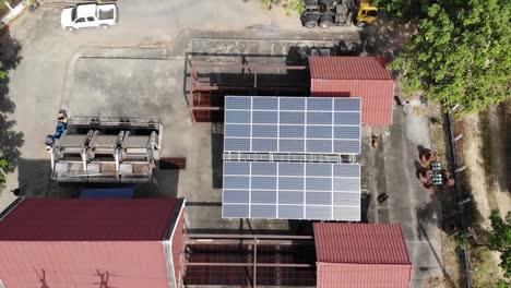 Luftaufnahme-Des-Solarpanels-Auf-Dem-Dach-Einer-Ländlichen-Fabrik,-Thailand