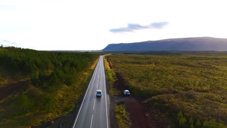 Drone-Itinerante-De-Una-Enorme-Carretera-En-La-Inmensidad-De-Los-Paisajes-De-Islandia-Al-Atardecer