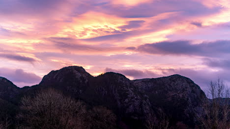 Zeitraffer-Zum-Sonnenaufgang:-Farbenprächtiger-Morgenberg-Und-Wolken,-Die-Mit-Der-Aufgehenden-Sonne-Ihre-Farbe-ändern