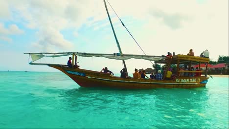 Un-Grupo-De-Turistas-En-Un-Paseo-En-Barco-Tradicional-En-La-Isla-De-Zanzíbar.
