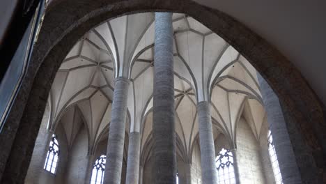 Säulen,-Die-Die-Kuppel-Der-Franziskanerkirche-Tragen