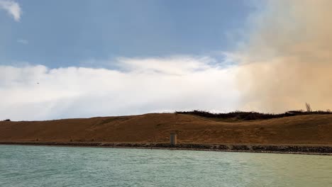 Waldbrandrauch-Bedeckt-Den-Himmel-über-Den-Pukaki-Wasserkraftkanälen-Und-Verursacht-Orangefarbenes-Sonnenlicht