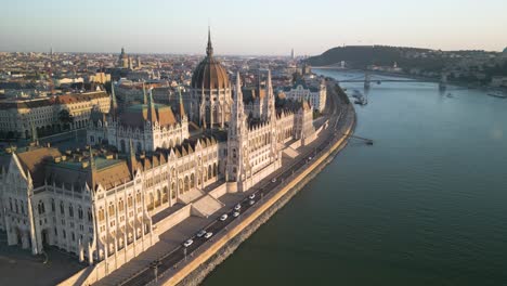 Hermosa-Toma-Orbital-Sobre-El-Parlamento-Húngaro-En-Budapest,-Hungría