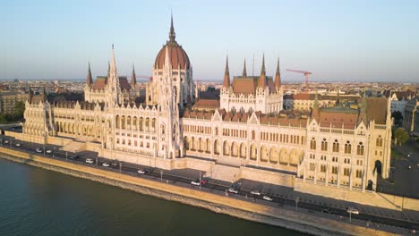 Famous-Parliament-Building-in-Budapest,-Hungary