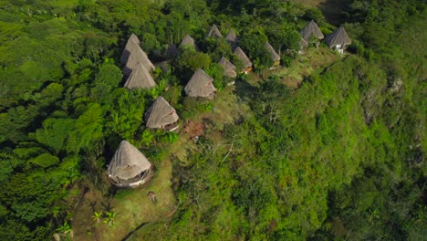 Bungalow-Acogedoras-Habitaciones-Estructura-Entre-Plantas-De-Bambú-En-El-Valle-Verde